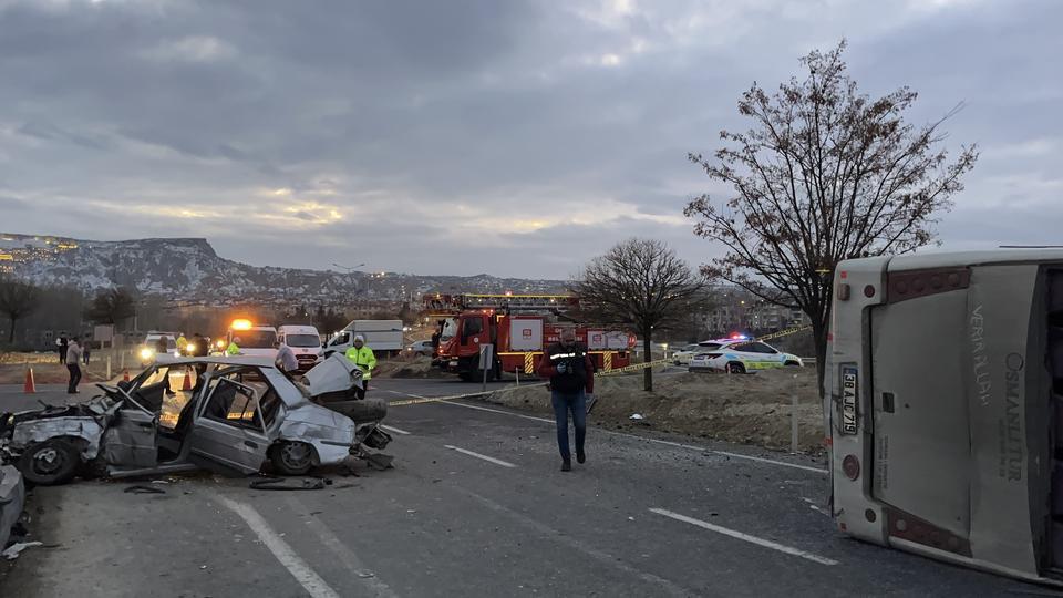 Öğrenci servisi devrildi: 24 yaralı