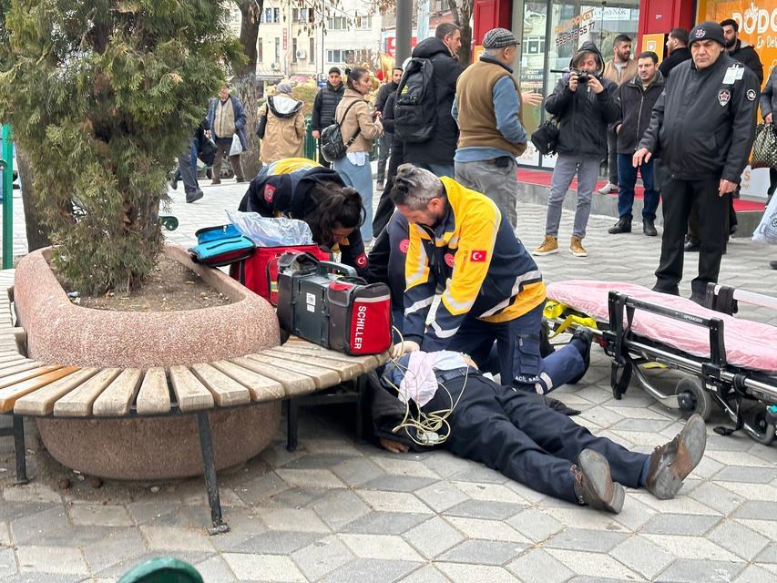 Sokakta fenalaşan ve kalp masajı ile hayata döndürülen şahıs, hayatını kaybetti