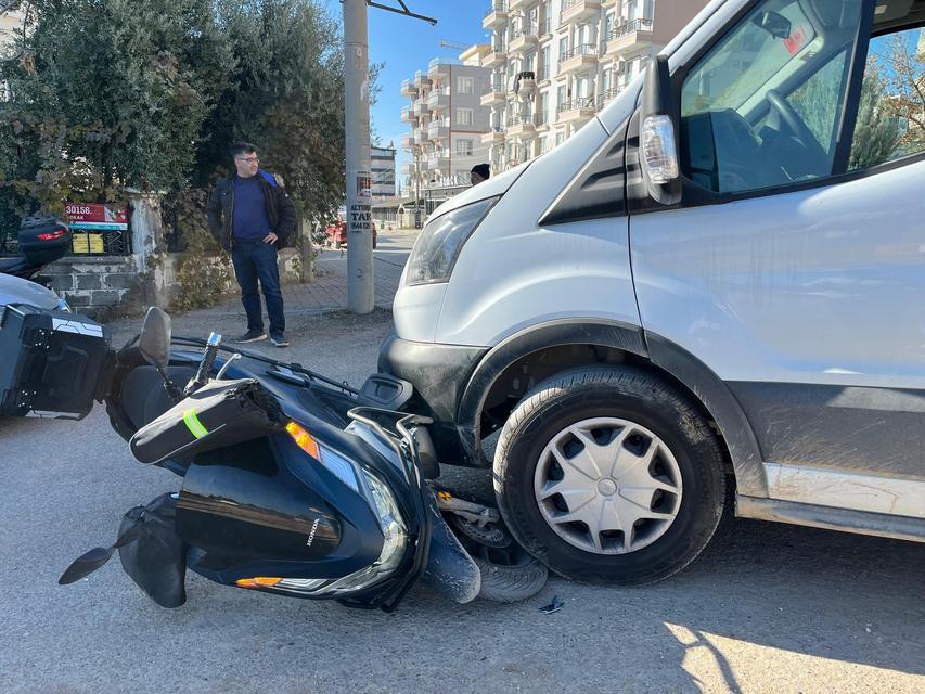 Kamyonetle çarpışan motosikletin sürücüsü yaralandı