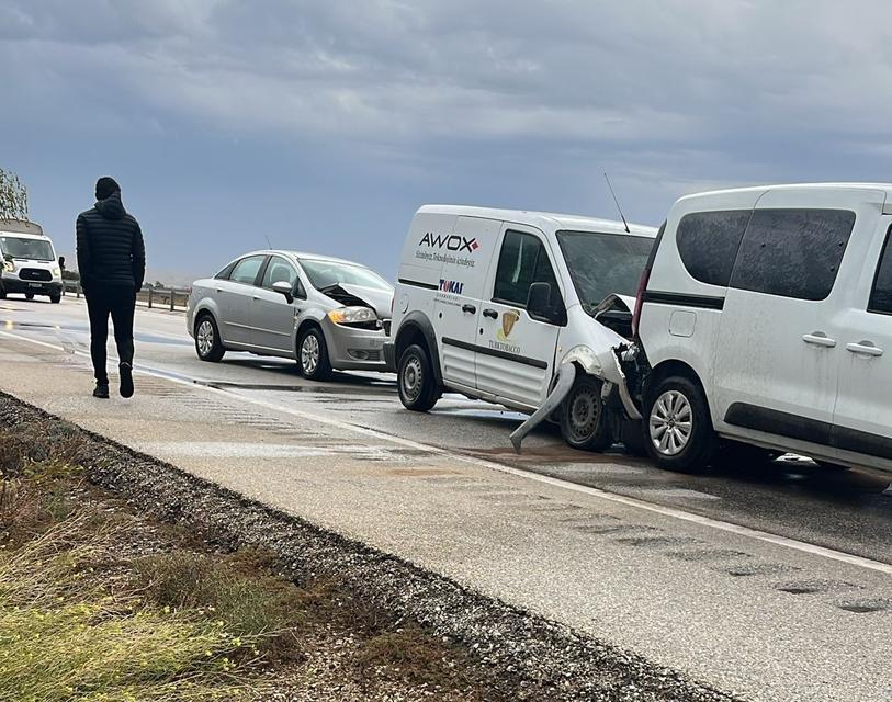 KONYA'DA TOZ FIRTINASINDA ZİNCİRLEME KAZA:  6 YARALI