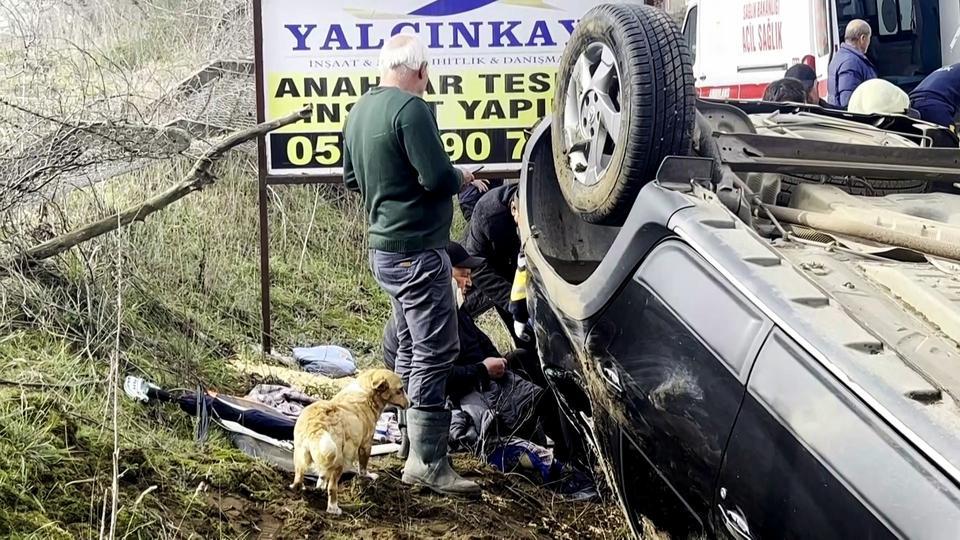 TAKLA ATAN OTOMOBİLİN SÜRÜCÜSÜ YARALANDI