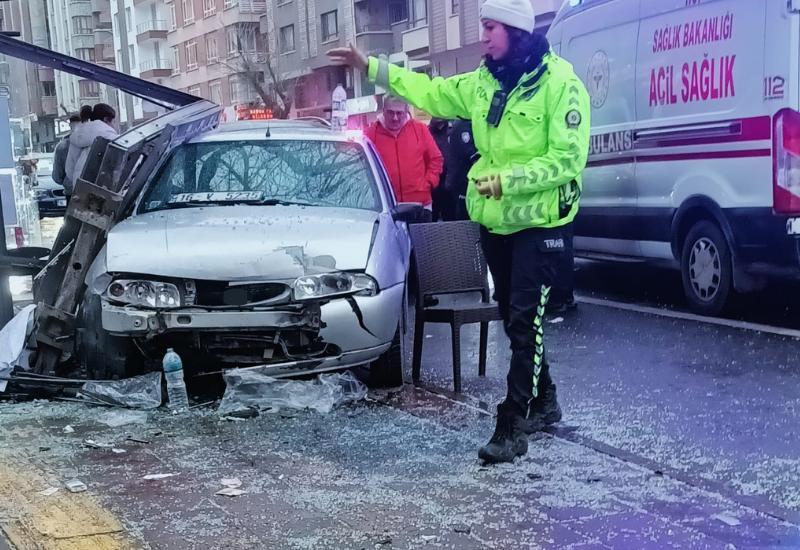 Otomobil otobüs durağına çarptı: 3 yaralı