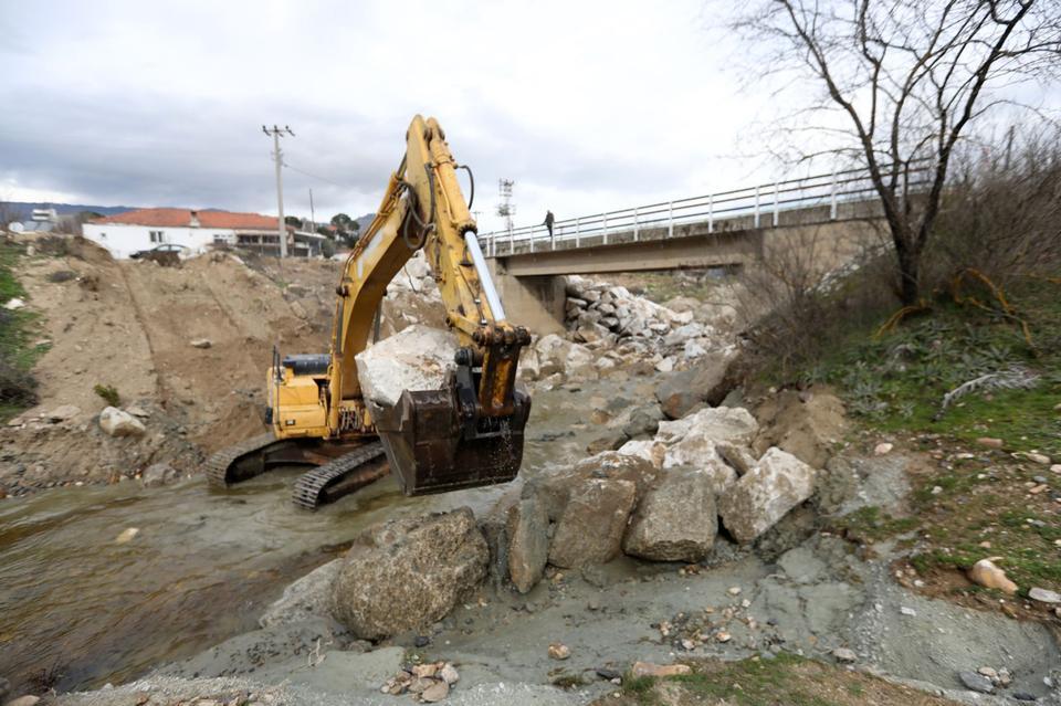 YAĞIŞLARDA ÇÖKME YAŞANAN KÖPRÜ BÜYÜKŞEHİR EKİPLERİNCE YAPILIYOR