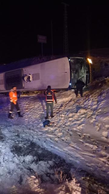 YOZGAT'TA YOLCU OTOBÜSÜ DEVRİLDİ: 5 YARALI