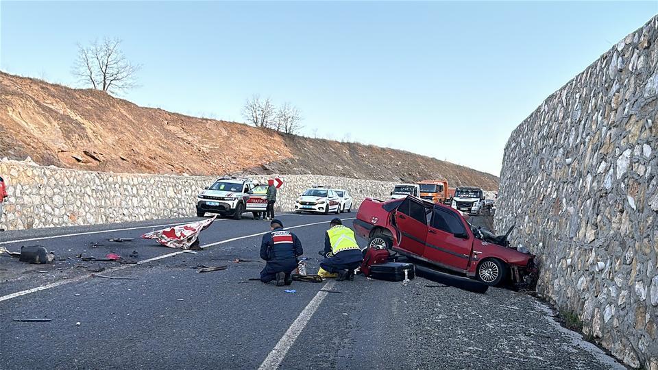 Otomobil ile kamyonet çarpıştı: 2 ölü, 1 yaralı