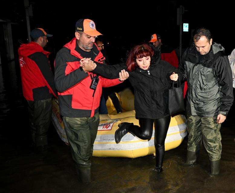 İzmir'de deniz taştı, sokaklar su altında kaldı