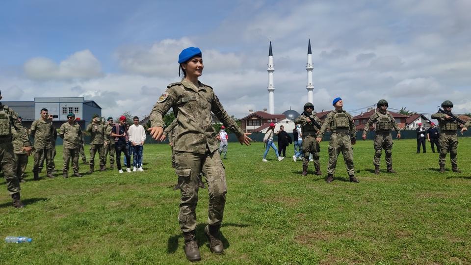 KOSOVA'DA TÜRK ASKERİ 19 MAYIS BAYRAMI'NI ZEYBEK OYNAYARAK KUTLADI