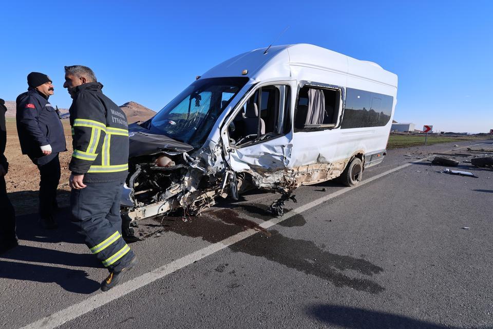 Öğretmen servisi ile otomobil çarpıştı: 12 yaralı