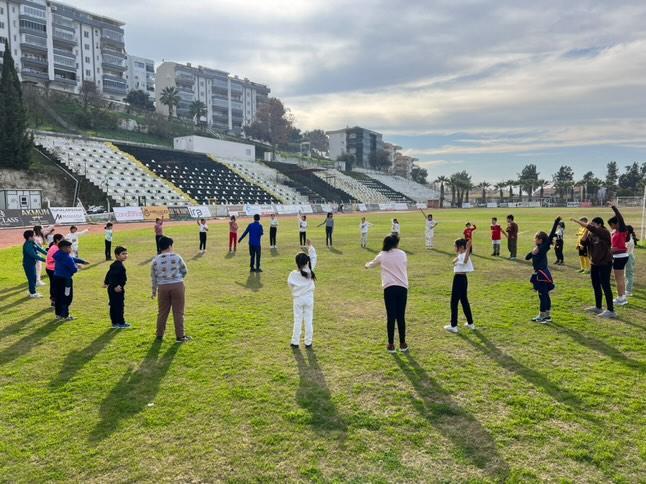 Kuşadası’nda çocuklara sporla gelen karne hediyesi