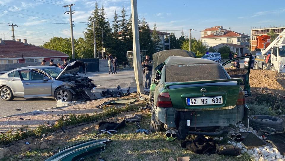 KONYA'DA İKİ OTOMOBİL ÇARPIŞTI: 4 YARALI