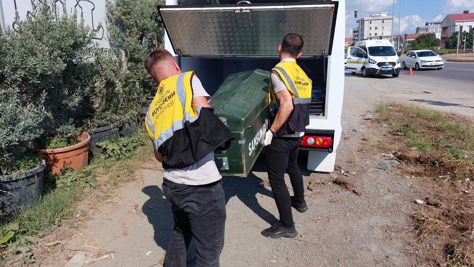 OTOMOBİL DURAĞA ÇARPTI: 1 ÖLÜ KAZANIN DEHŞET ANLARI KAMERADA