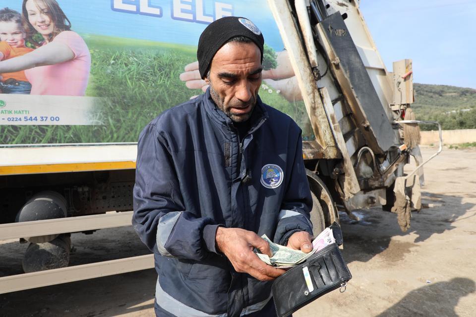 ÇÖPTE BULDUĞU PARA DOLU CÜZDANI SAHİBİNE TESLİM ETTİ MUDANYA BELEDİYESİ TEMİZLİK İŞÇİSİNDEN ÖRNEK DAVRANIŞ