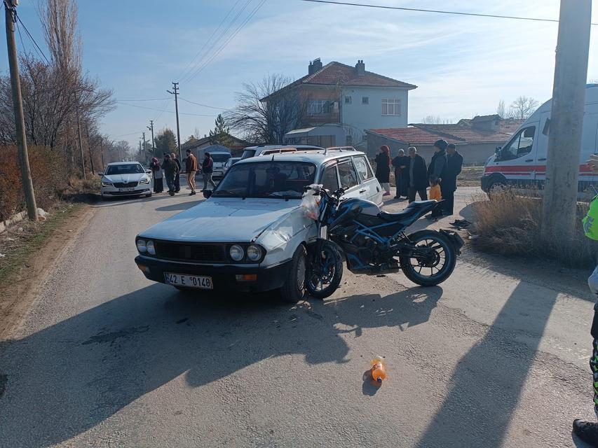 Motosiklet ile otomobil çarpıştı: 1’i ağır 2 yaralı