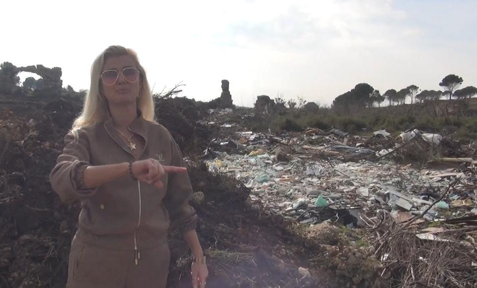 ÇÖPLERİ GÖRÜNCE ÇILGINA DÖNMÜŞTÜ, ÜNLÜ MANKENDEN İKİNCİ AÇIKLAMA: "NEREDEN BAKSANIZ FİYASKOYUZ" "DAHA ÖNCE ÇEKİM YAPACAKTIM, YAPMADIM AMA ARTIK DAYANAMADIM" "BURASI YANGIN BÖLGESİ VE BUNLAR YANGINA DA SEBEBİYET VERİR. GEÇEN YIL BURADA 2 DEFA YANGIN ÇIKMIŞ, BURADA GAZ BİRİKİYOR"