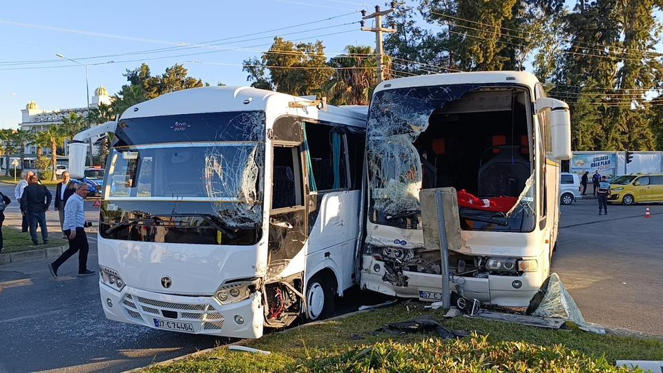 ANTALYA'DA OTEL ÇALIŞANLARINI TAŞIYAN SERVİS ARAÇLARI ÇARPIŞTI: 13 YARALI