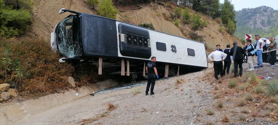 ISPARTA-ANTALYA YOLUNDA YOLCU OTOBÜSÜ ŞARAMPOLE DEVRİLDİ: 8 YARALI