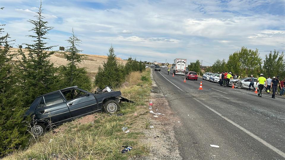 Uşak’ta iki otomobil çarpıştı: 2 ölü, 2 yaralı