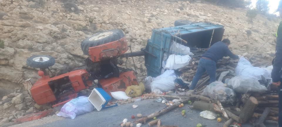 TRAKTÖR KAZASI YAŞLI ÇİFTİ AYIRDI: 1 ÖLÜ, 1 YARALI YAŞLI ÇİFTİN KAZADAN ÖNCE TRAKTÖRDE BİRLİKTE ÇEKİNDİKLERİ FOTOĞRAF KALDI