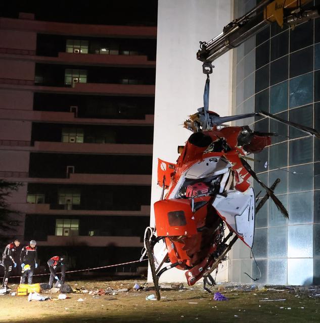 DÜŞEREK KAZA KIRIMA UĞRAYAN AMBULANS HELİKOPTERİN ENKAZI KALDIRILDI