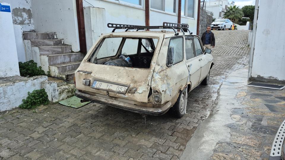 DUVAR OTOMOBİLİN ÜZERİNE YIKILDI