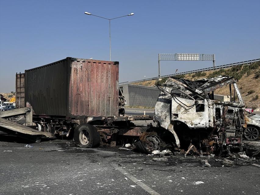 İZMİR'DE KAZA YAPAN 3 ARAÇ YANARAK KÜLE DÖNDÜ: 6 YARALI