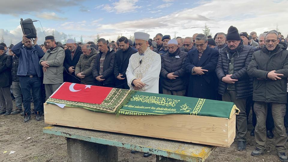 Asansör boşluğuna düşerek hayatını kaybeden muhtar son yolculuğuna uğurlandı