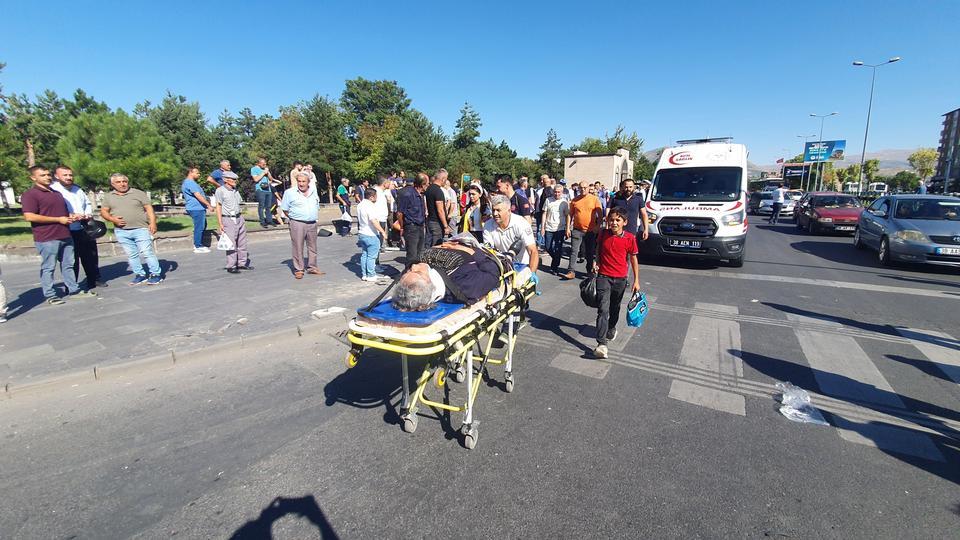 FRENİ PATLAYAN HALK OTOBÜSÜ DEHŞET SAÇTI: 4 YARALI KALDIRIMDAKİ 2 YAYAYA ÇARPAN HALK OTOBÜSÜ 700 METRE SONRA DURABİLDİ DEHŞET ANLARININ KAMERAYA YANSIDIĞI OLAYDA OTOBÜSÜN İÇERİSİNDEN ATLAYAN YOLCU DA YARALANDI