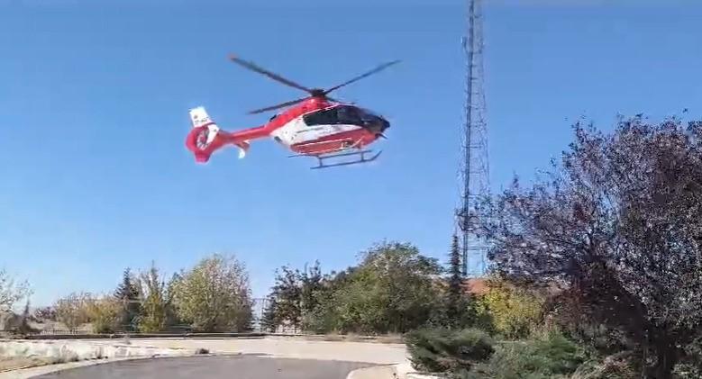 ANKARA'DA PİKAP DUVARA ÇARPTI: 2 YARALI DURUMU AĞIR OLAN YARALI AMBULANS HELİKOPTERLE HASTANEYE SEVK EDİLDİ