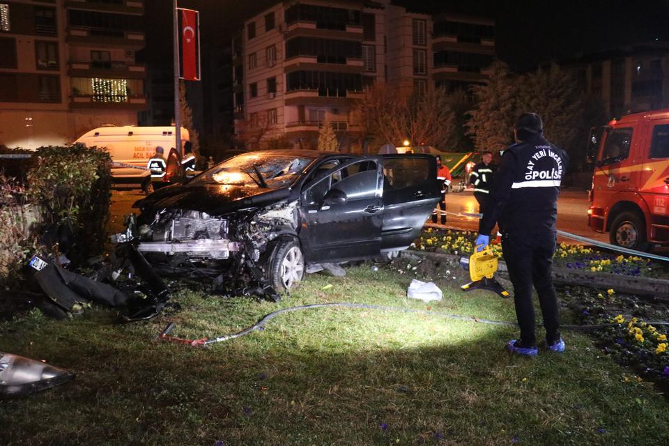 KAVŞAĞA SÜRATLİ GİREN OTOMOBİL ANIT DUVARINA ÇARPTI: 1 ÖLÜ, 1 AĞIR YARALI