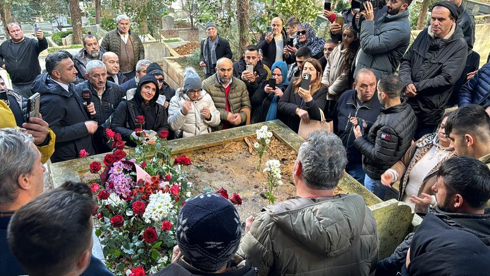 Ferdi Tayfur'un sevenleri kabrine akın etti