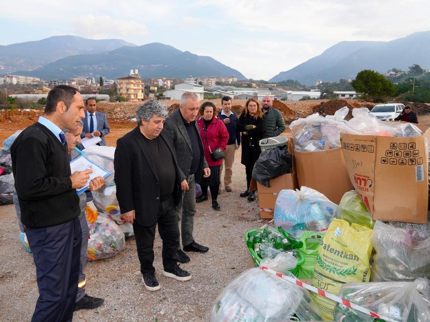 Birinci olabilmek için evlerinde 45 gün boyunca 15 ton atık biriktirdiler