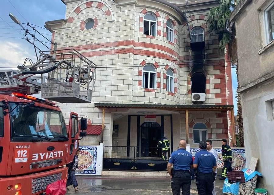 MERSİN'DE YILDIRIM DÜŞEN CAMİDE YANGIN ÇIKTI