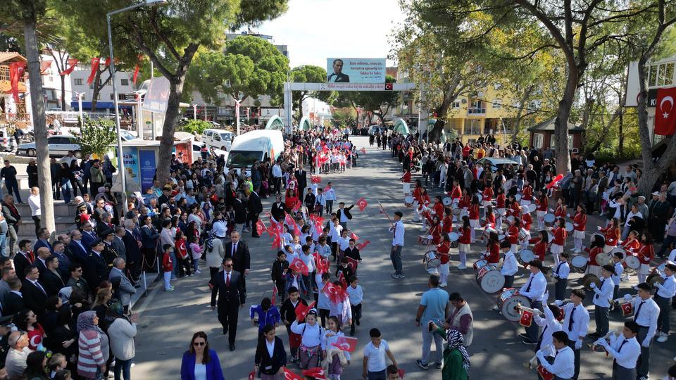 KUYUCAK'TA CUMHURİYET COŞKUSU MEYDANLARA SIĞMADI