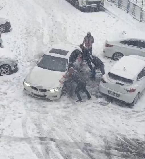 Araçlar kara gömüldü, vatandaşlar otomobili böyle kurtarmaya çalıştı