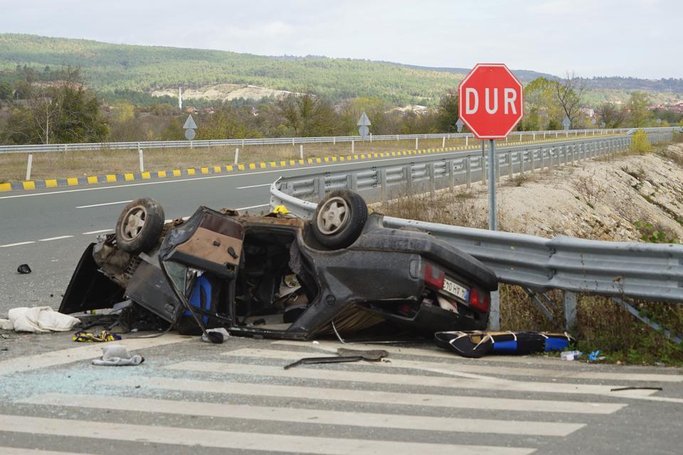 KASTAMONU'DA FECİ KAZA: 1 ÖLÜ, 3'Ü AĞIR 4 YARALI