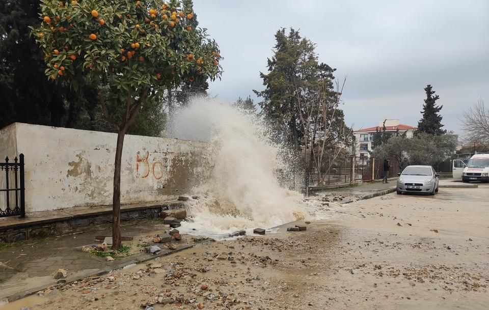 Aydın’da isale hattı patladı, mezarlığı su bastı