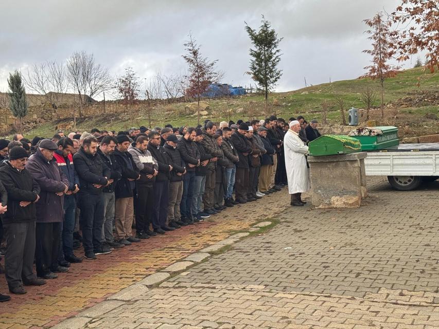 Akraba ziyaretine giderken kazada ölen çift toprağa verildi