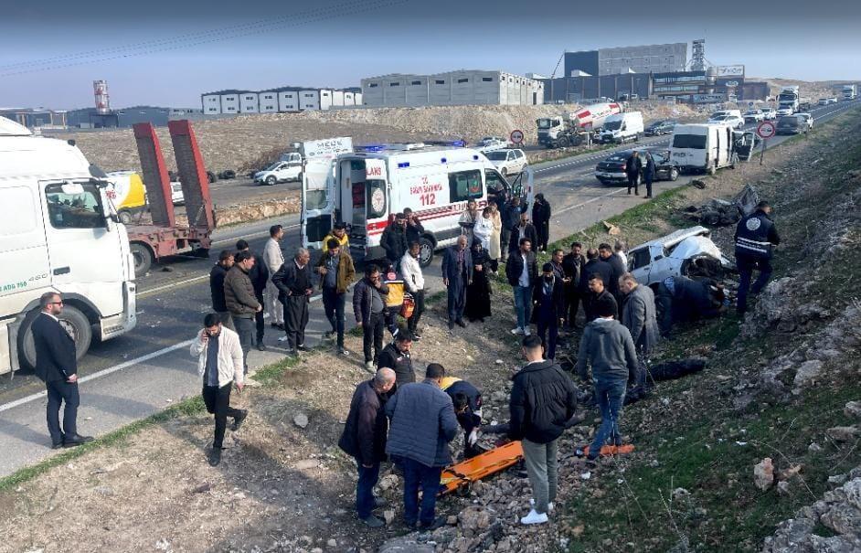 Tırla çarpışıp şarampole devrilen otomobilin sürücüsü ağır yaralandı