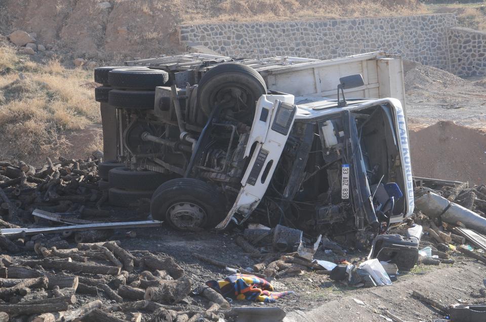 Freni boşalan odun yüklü kamyon şarampole devrildi: 2 yaralı