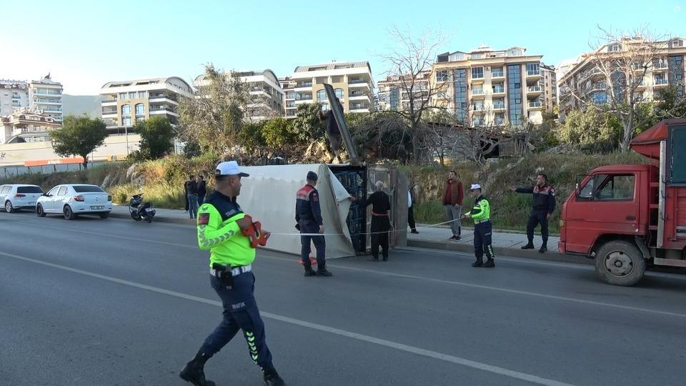 ALANYA'DA MUZ YÜKLÜ KAMYONET DEVRİLDİ :1 YARALI