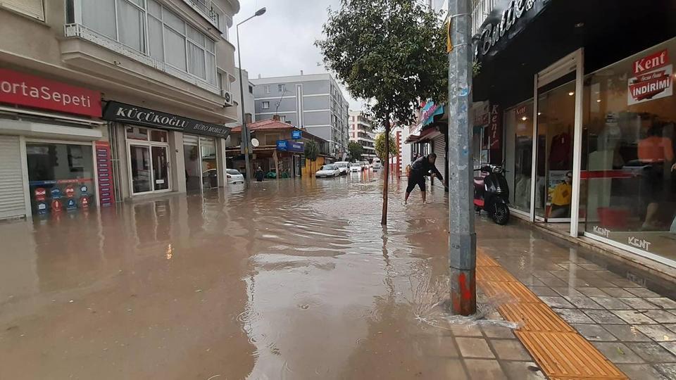 Aydın'da sağanak yaşamı olumsuz etkiledi