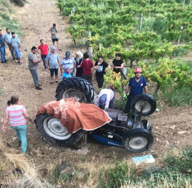 DEVRİLEN TRAKTÖRÜN ALTINDA KALAN KARI KOCA HAYATINI KAYBETTİ