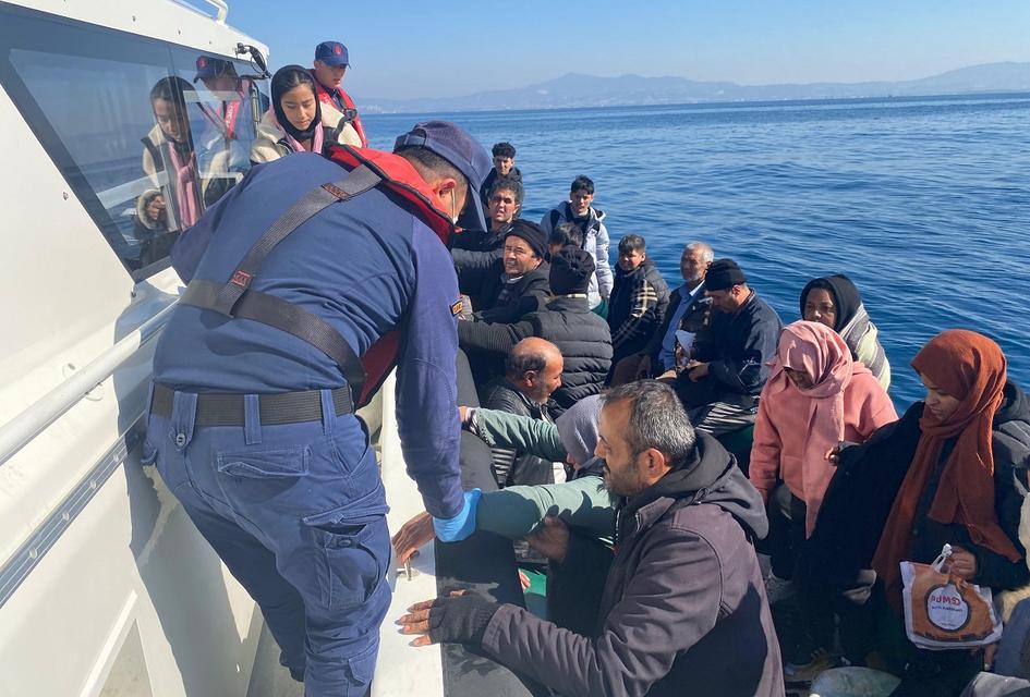 Kuşadası açıklarında 79 düzensiz göçmen kurtarıldı