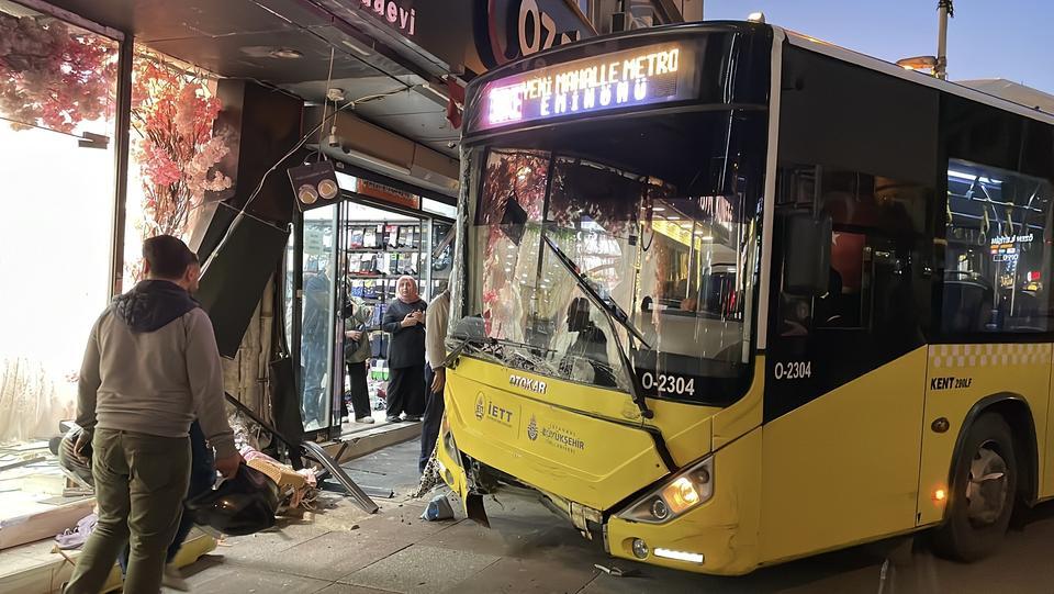 Sarı otobüs gelinlik mağazasına girdi