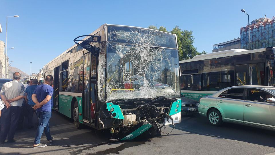 FRENİ PATLAYAN HALK OTOBÜSÜ DEHŞET SAÇTI: 4 YARALI KALDIRIMDAKİ 2 YAYAYA ÇARPAN HALK OTOBÜSÜ 700 METRE SONRA DURABİLDİ DEHŞET ANLARININ KAMERAYA YANSIDIĞI OLAYDA OTOBÜSÜN İÇERİSİNDEN ATLAYAN YOLCU DA YARALANDI