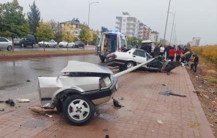 Direğe çarpan otomobil ikiye bölündü