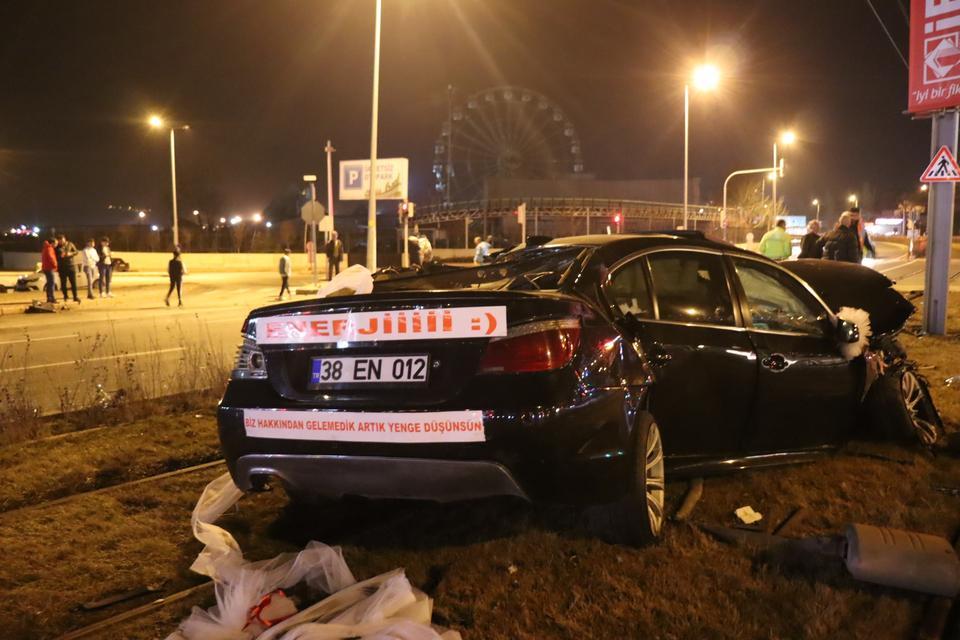 EN MUTLU GÜNLERİ KABUSA DÖNDÜ DÜĞÜN KONVOYUNDAKİ ARAÇ KAZAYA KARIŞTI, ORTALIK SAVAŞ ALANINA DÖNDÜ ARACIN MOTORUNUN FIRLADIĞI KAZADA SÜRÜCÜ FİRAR ETTİ, 4 KİŞİ YARALANDI