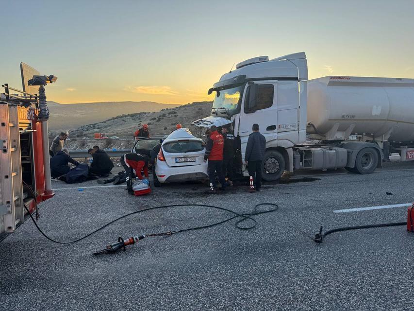 Otomobil ile yakıt tankeri çarpıştı: 3 ölü, 4 yaralı