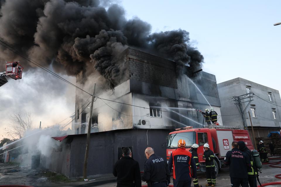 PARA VERMEYEN AĞABEYİNİN İŞYERİNİ TİNER DÖKÜP YAKTI ADANA'DA 2 GÜN ÖNCE YANGINDA KÜL OLAN SÜNGER İMALATHANESİNİN İŞ YERİNİN SAHİBİNİN KARDEŞİ TARAFINDAN KUNDAKLADIĞI ORTAYA ÇIKTI YAKALANAN ŞÜPHELİ EMNİYETTEKİ İFADESİNDE, "PARA VERMEYİNCE, KIZDIM YAKTIM" DEDİ