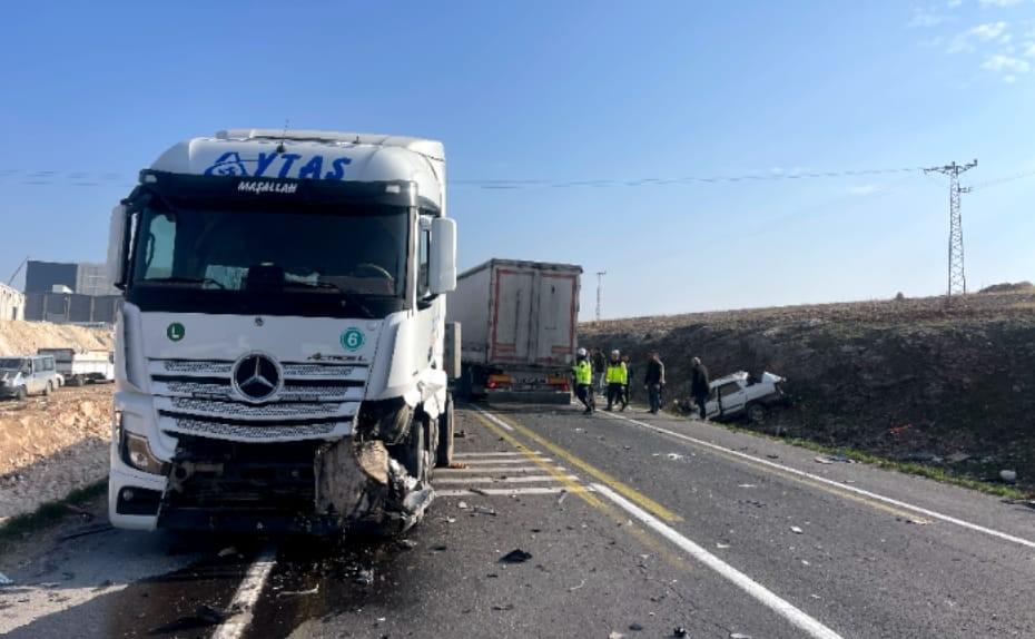 ŞANLIURFA'DA TIRLA ÇARPIŞIP ŞARAMPOLE DEVRİLEN OTOMOBİLİN SÜRÜCÜSÜ AĞIR YARALANDI